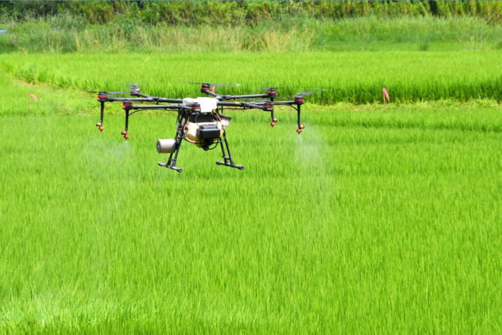 ドローンで農薬を散布する様子